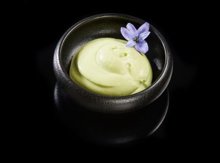 Unsere Avocadocreme ist eine cremige, glatte und reichhaltige Mischung aus frischen Avocados, Gewürzen und Zitrusfrüchten. Hergestellt aus den besten Zutaten, ist diese Creme der perfekte Dip für eine Vielzahl von Gerichten oder als Brotaufstrich für Sandwiches und Wraps.